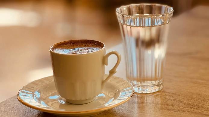 Comparativa entre beber agua o café al despertar para el equilibrio metabólico