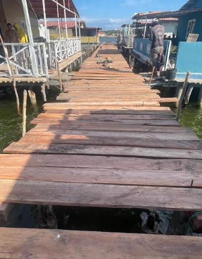 Obreros trabajando en la rehabilitación de caminerías de madera en los palafitos de Santa Rosa de Agua, Maracaibo