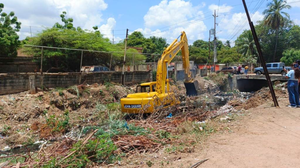 Cuadrillas de la Alcaldía de Maracaibo realizando limpieza de cañada en el sector La Galletera