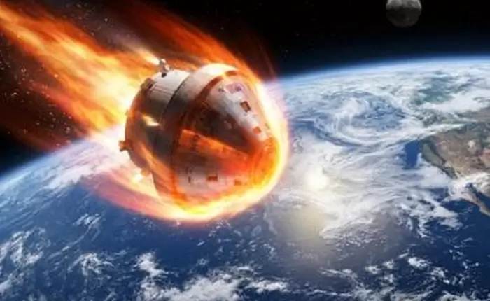 Cápsula Orión de la NASA descendiendo con paracaídas sobre el océano Pacífico
