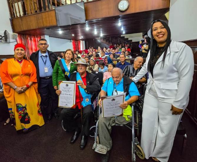 Sesión Solemne del CLEZ y Gobernación del Zulia en honor a comunicadores populares
