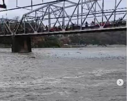 Funcionarios de Protección Civil inspeccionando el nivel de un río en el estado Portuguesa