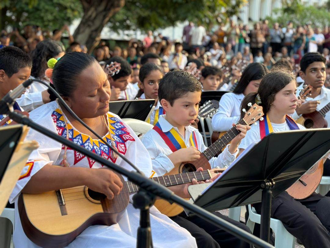 Gran concentración de músicos tocando el cuatro venezolano en la Plaza Bolívar de Maracaibo frente a la Gobernación del Zulia