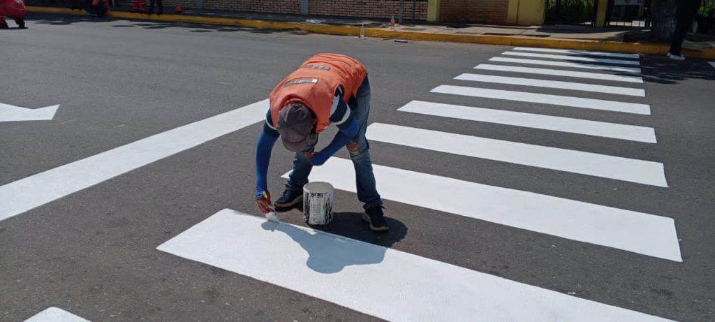 Cuadrillas de la Alcaldía de Cabimas pintando pasos peatonales frente a la Escuela Nacional Cabimas