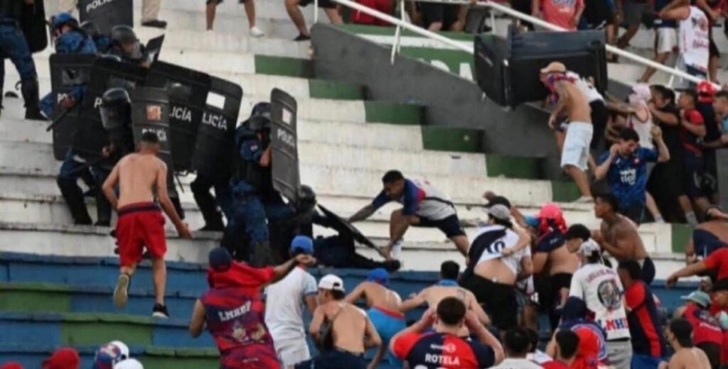 Disturbios en las gradas del estadio Defensores del Chaco durante el partido Cerro Porteño vs Olimpia