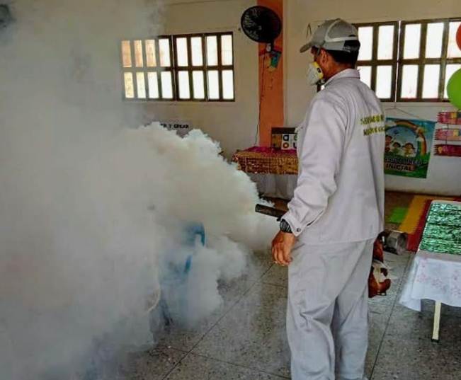 Equipos de salud realizando fumigación en escuelas del estado Zulia para control de mosquitos