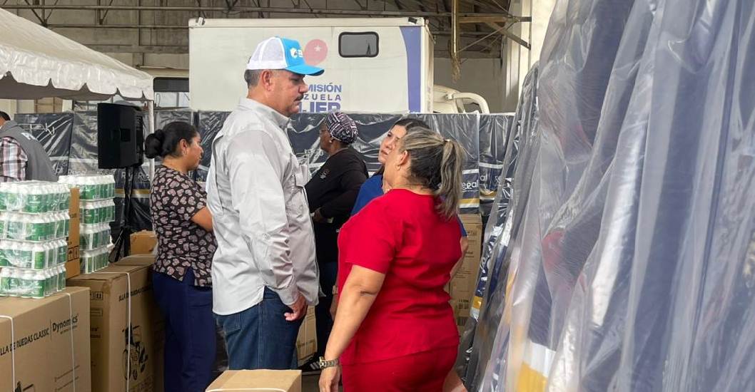 Entrega de colchones y equipos médicos en la Autoridad Única de Salud del Zulia por el gobernador Luis Caldera