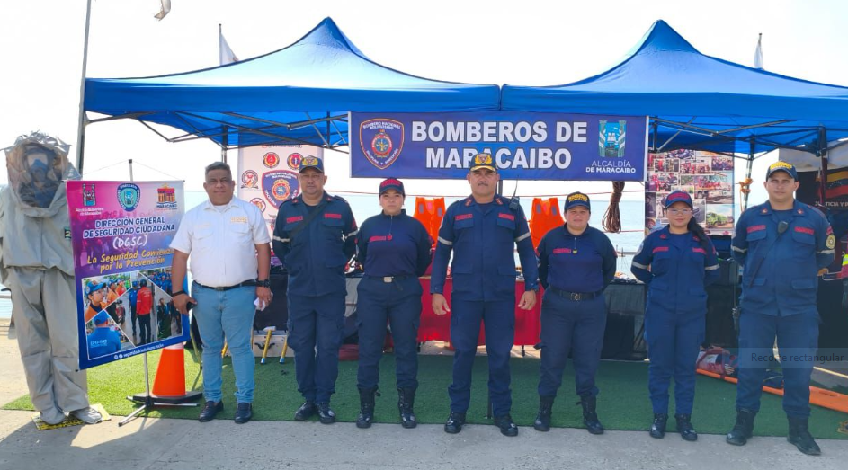 Médicos atendiendo a niños y adultos durante la jornada social en la cancha Roberto Luckert de Cabimas