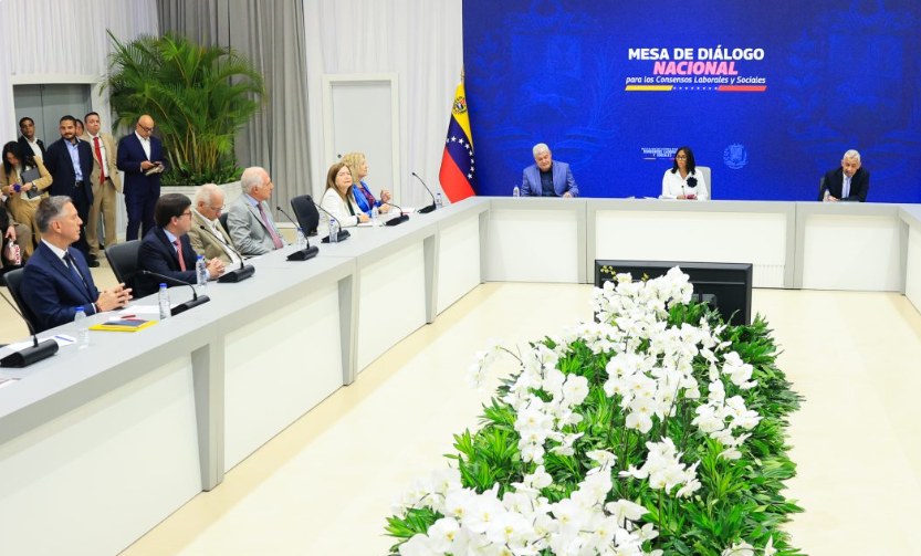 Delcy Rodríguez dirige la mesa de dialogo nacional sobre el tema laboral