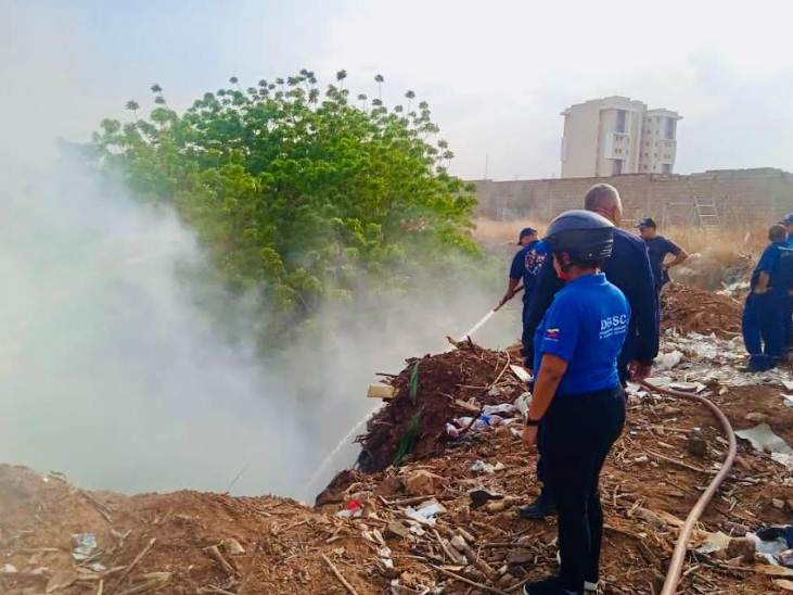 Funcionarios de los Bomberos de Maracaibo sofocando incendio de vegetación en el sector Grano de Oro