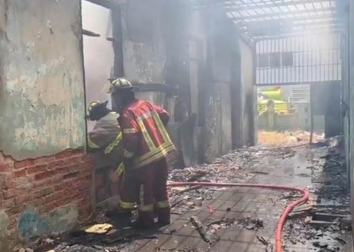 Cuerpo de Bomberos de Maracaibo sofocando incendio en vivienda abandonada, abril 2026