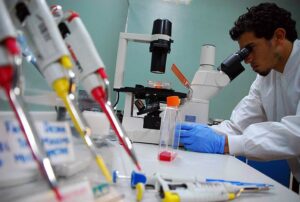 Investigadores venezolanos en reunión técnica sobre bioética y biotecnología en la Fundación IDEA