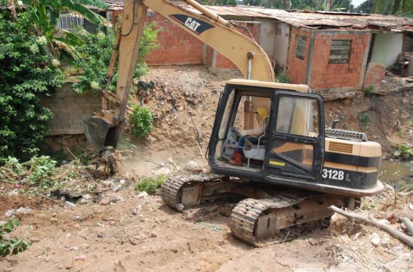Cuadrillas del IMA realizan limpieza de la cañada La Arreaga en el tramo Vía Láctea de Maracaibo