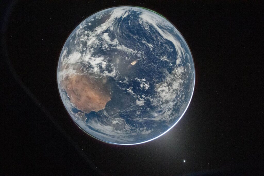 Fotografía de la Tierra en fase creciente desde la nave Orión de la NASA