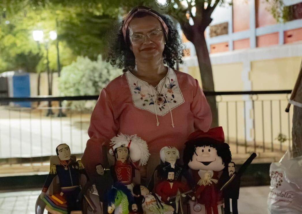 Exposición de muñecas de trapo artesanales en el Boulevard de Santa Lucía, Maracaibo, durante el evento Viva la Retreta