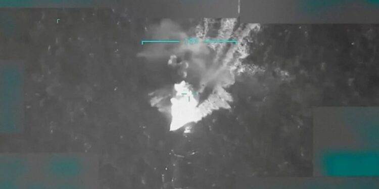 Captura de video del Comando Sur mostrando ataque a embarcación en el Pacífico