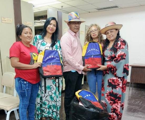 Entrega de útiles escolares del INIDI a niños de Nichos Etnolingüísticos en Caracas