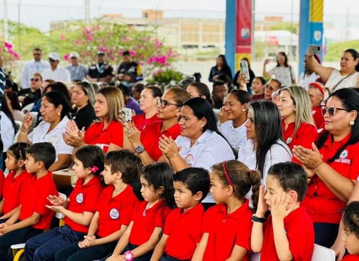Entrega de uniformes y útiles escolares por la Fundación del Niño Zuliano y el Gobernador Luis Caldera