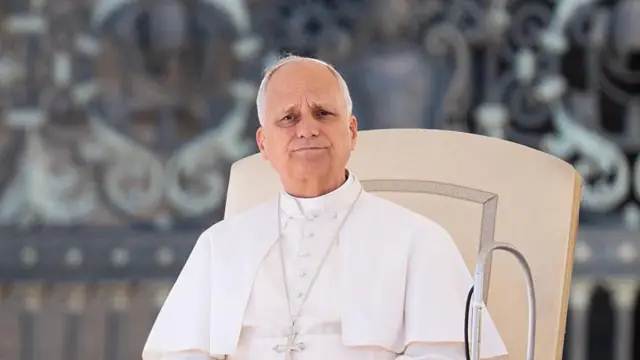 Papa León XIV rezando el Regina Caeli desde la ventana del Palacio Apostólico en el Vaticano