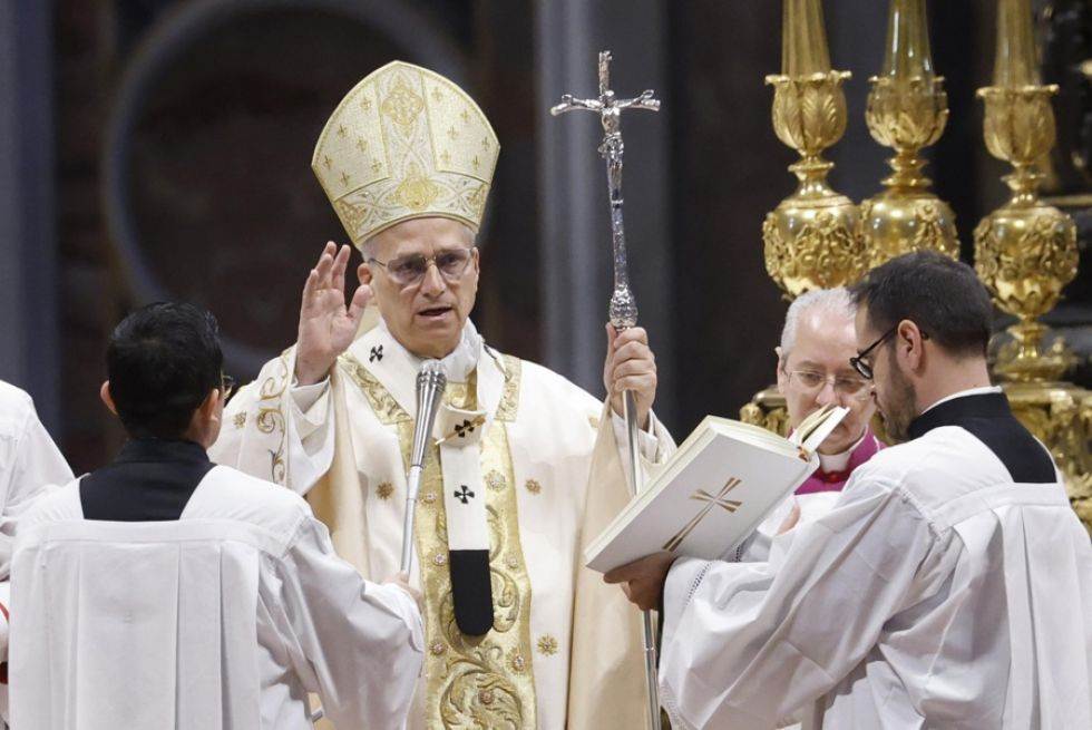 Papa León XIV presidiendo la Misa Crismal de Jueves Santo en la Basílica de San Pedro