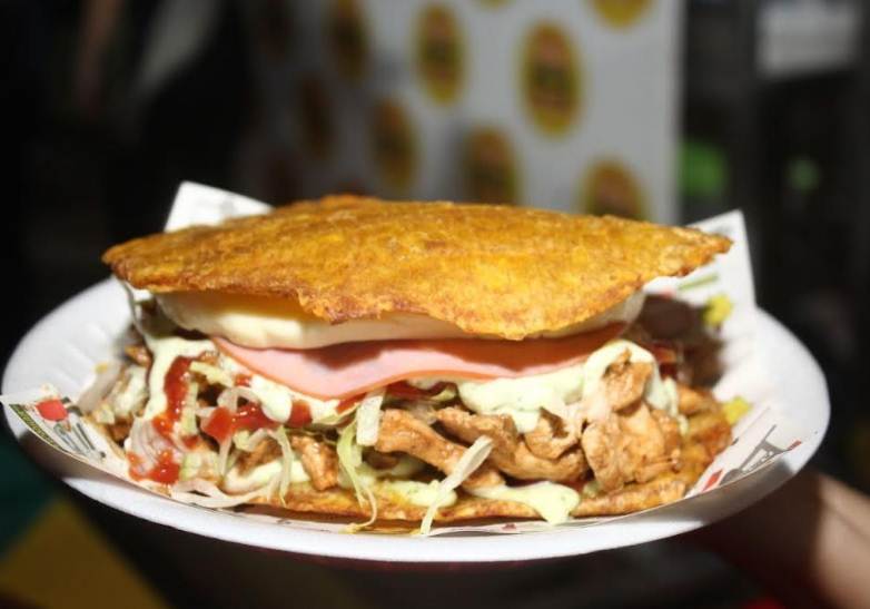 Plato de patacón zuliano con relleno de carne y queso de mano tradicional