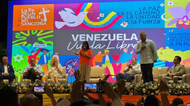 Vicepresidenta Delcy Rodríguez anuncia soluciones para la crisis eléctrica en el Zulia desde el Teatro Baralt.