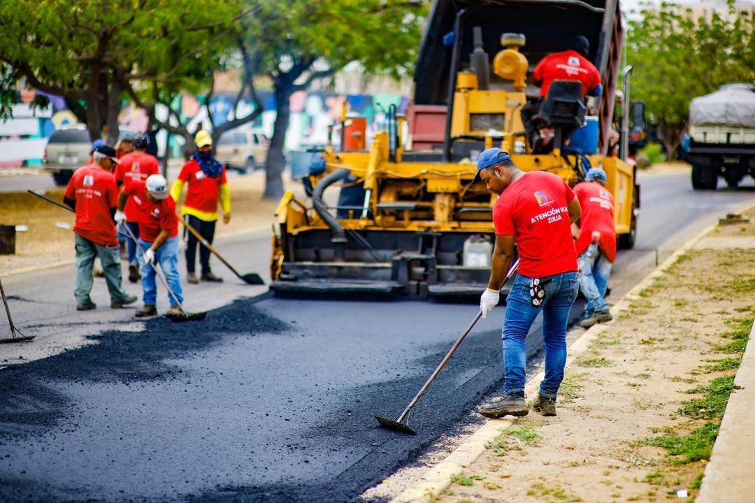 Gobernador Luis Caldera inspecciona trabajos de asfaltado en Ciudadela Faría, Maracaibo