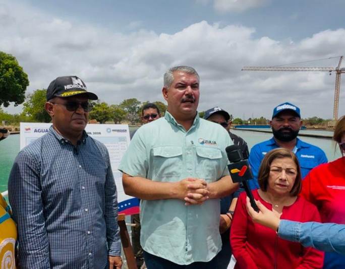 Gobernador Luis Caldera inspeccionando los reactores de mezcla y sistemas de filtración en Planta C, Maracaibo