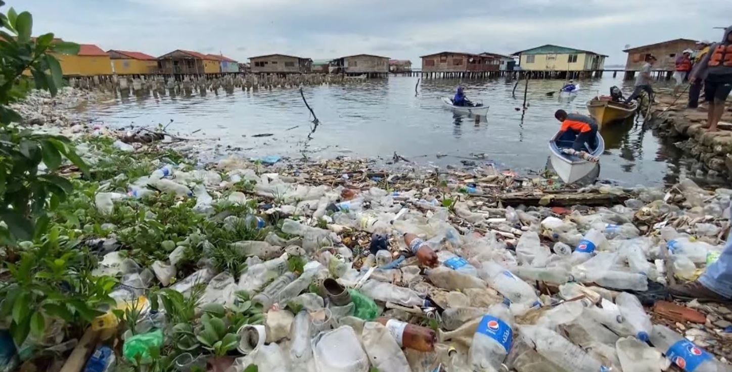 Alertan sobre “marea de plástico” en el Lago de Maracaibo