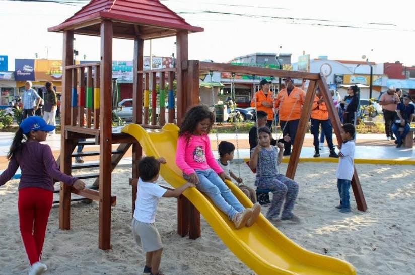 El alcalde Di Martino entregó la plaza María Calcaño en Maracaibo, impulsando la economía local y el deporte