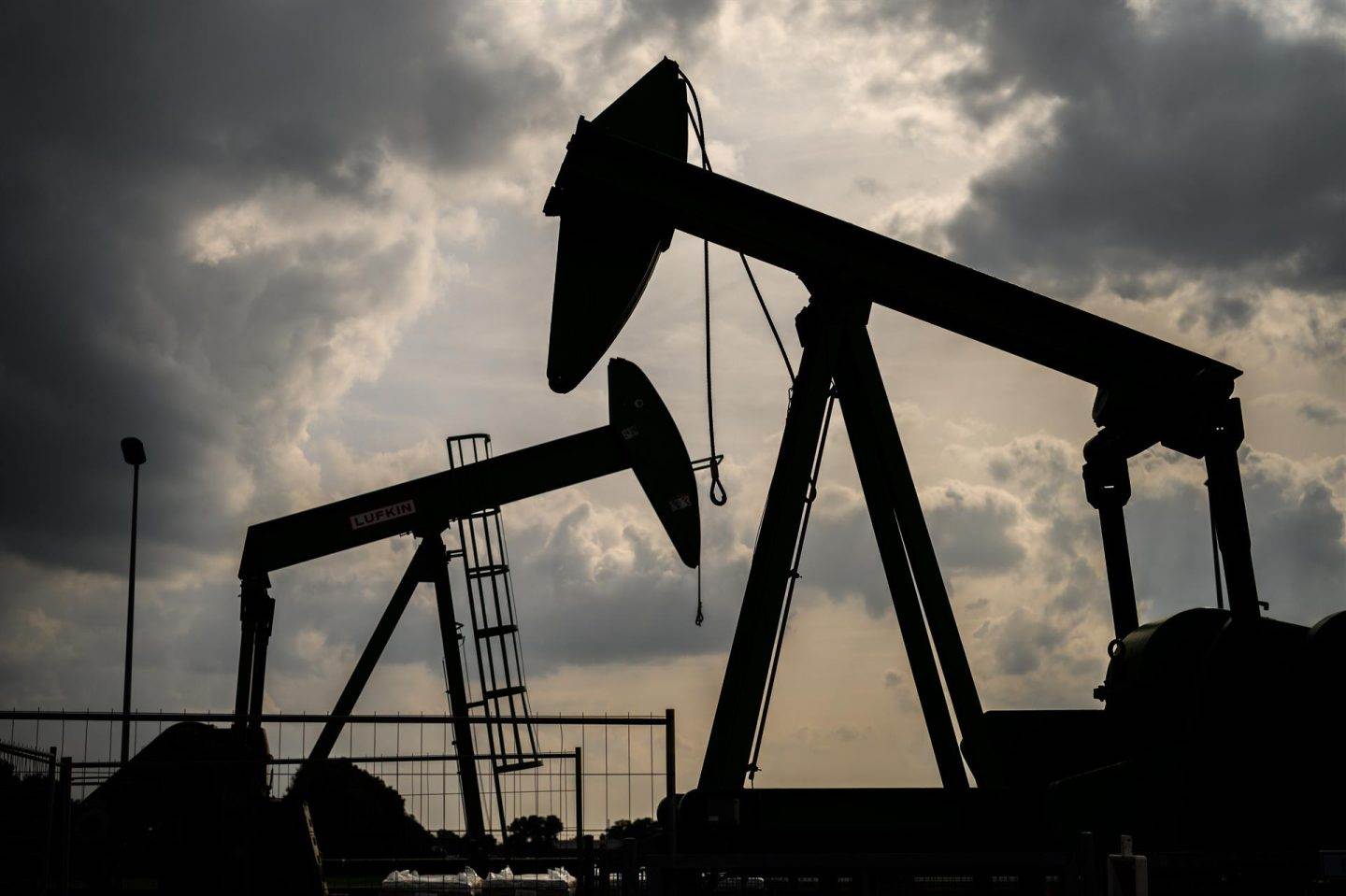 Caída del precio del petróleo Brent por debajo de los 100 dólares en abril 2026