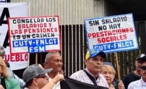 Trabajadores universitarios de la UCV protestan frente al Tribunal Supremo de Justicia en Caracas por salarios dignos