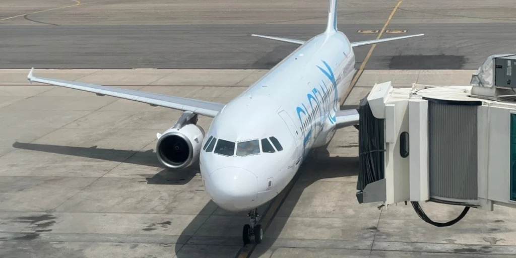Migrantes venezolanos descendiendo de un vuelo de repatriación en el Aeropuerto de Maiquetía
