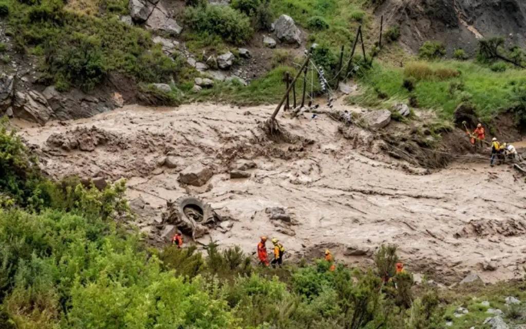 Rescatan a 45 turistas atrapados en la Cascada del Vino, Lara