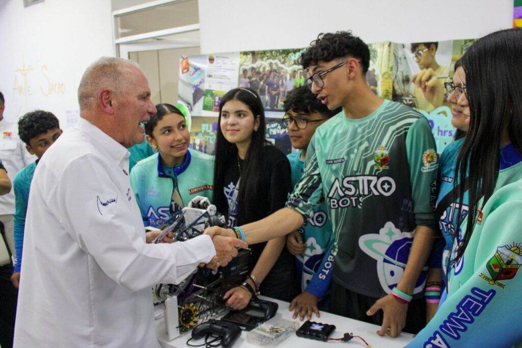 Alcalde Gian Carlo Di Martino con estudiantes de Robótica en Maracaibo