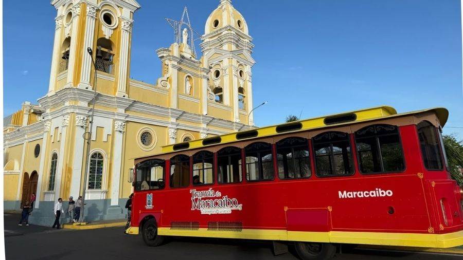 Feligreses a bordo del Tranvía de Maracaibo durante el recorrido por las iglesias del casco histórico