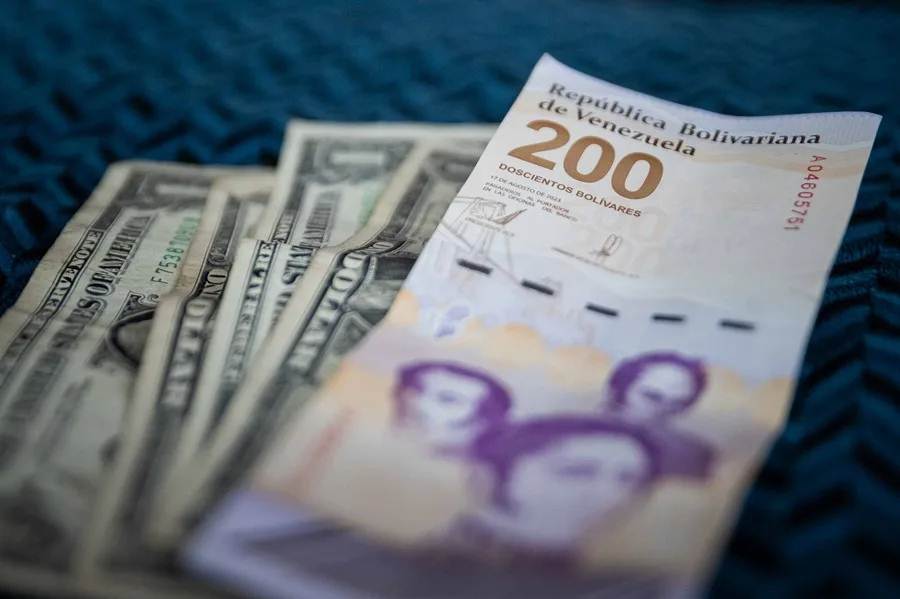 Delcy Rodríguez anuncia aumento del ingreso mínimo integral a $240 y pensiones a $70 en Caracas.