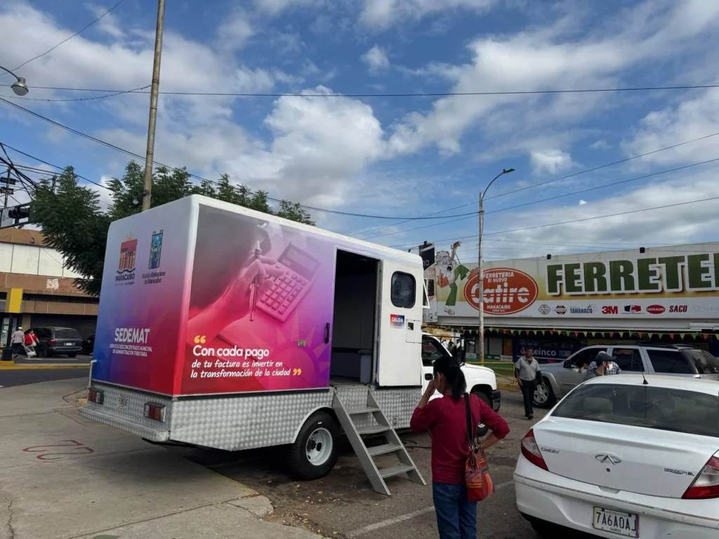 Punto de atención móvil del Sedemat en una calle de Maracaibo atendiendo contribuyentes