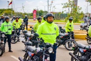 Gobernador Luis Caldera y Comandante de la Zodi Zulia durante entrega de motos patrulleras en Maracaibo