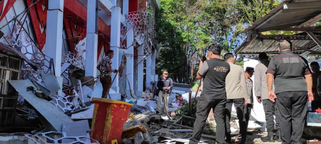 Fuerte sismo en Indonesia generó alerta de tsunami en tres países y causó daños
