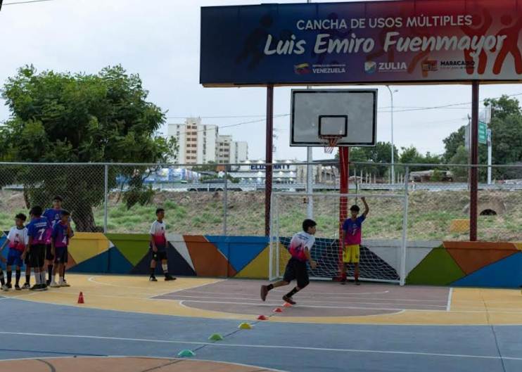 Alcalde Giancarlo Di Martino inspecciona obras en la cancha Luis Emiro Fuenmayor en la urbanización Urdaneta