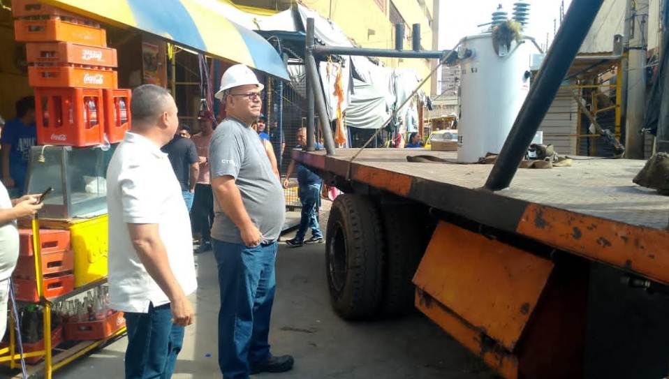 Cuadrillas de Corpoelec instalando nuevo transformador de 75 kVA en el Callejón de los Pobres, Maracaibo