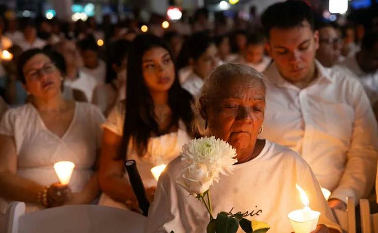 Vigilia con velas y flores frente a la discoteca Jet Set en Santo Domingo 2026