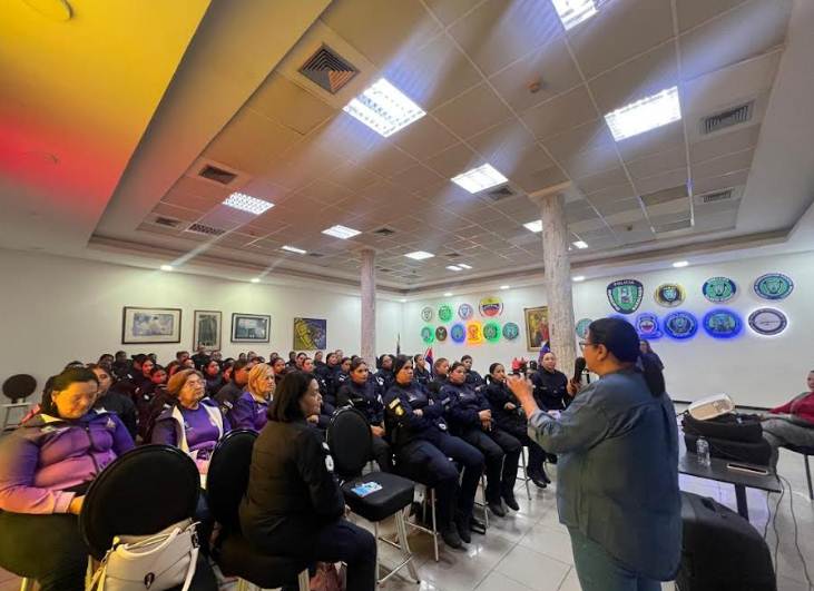 Funcionarias de Polimaracaibo en taller de formación sobre derechos de la mujer