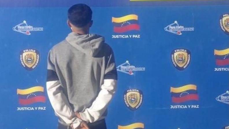 Funcionarios de la PNB procesando detención por violencia doméstica en estación policial