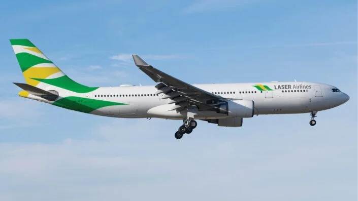 vión de Láser Airlines en pista preparándose para ruta internacional Caracas-Madrid