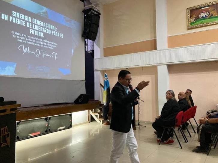 Legislador Wilmer Torres durante el conversatorio Expertos en Acción en el auditorio del UNIR, Maracaibo