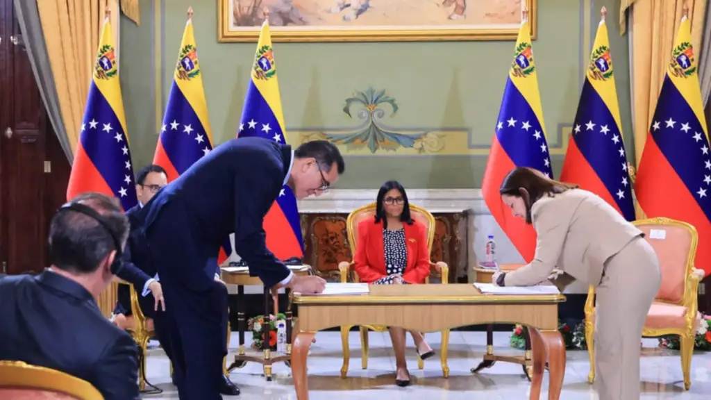 Delcy Rodríguez firma acuerdos por $2.000 millones con empresas estadounidenses para proyectos en Anzoátegui, Monagas y Barinas