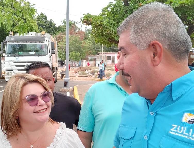 Gobernador Luis Caldera y concejala Dessiree Fernández entregan vías recuperadas en Medicina de LUZ