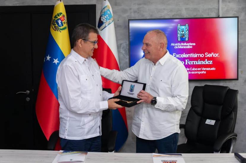 El alcalde Giancarlo Di Martino condecoró al embajador de Cuba